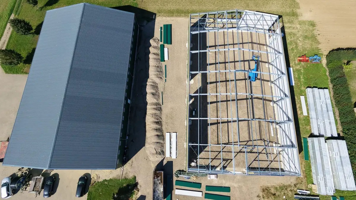 Stahlhalle im Bau von oben mit Paneelen auf der Baustelle